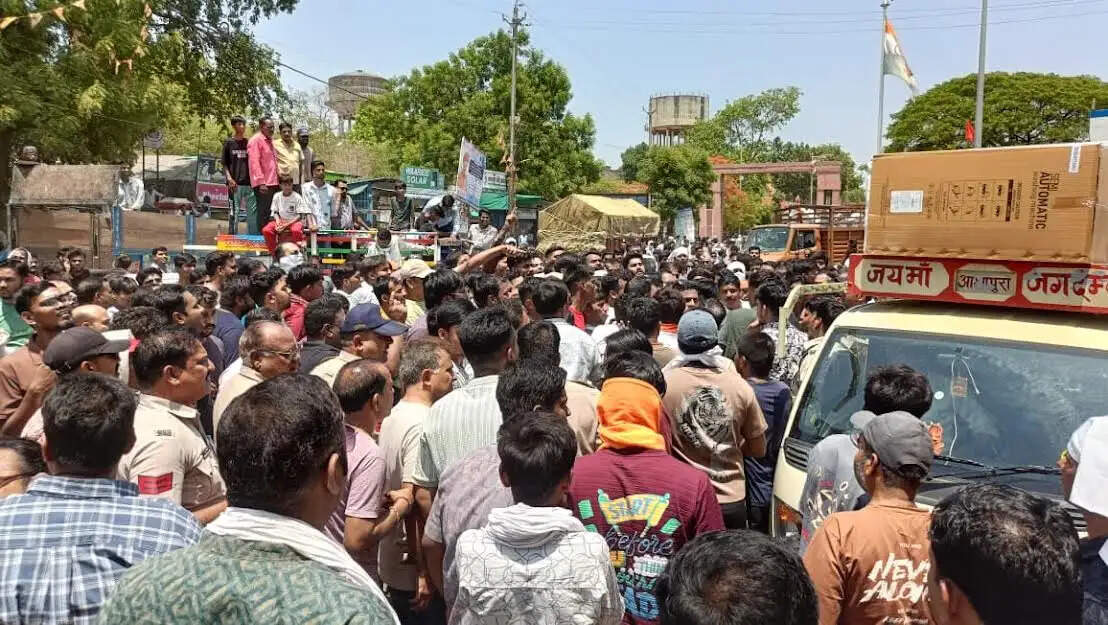 सीतामऊ अग्निकांड के बाद व्यापारियों का फूटा गुस्सा, नगर परिषद का घेराव कर किया चक्काजाम