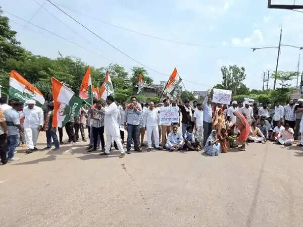 छतरपुर में&nbsp;सड़क के गड्ढों के विरोध में कांग्रेस का हाईवे पर धरना, आधे घंटे जाम रहा नेशनल&nbsp;हाइव