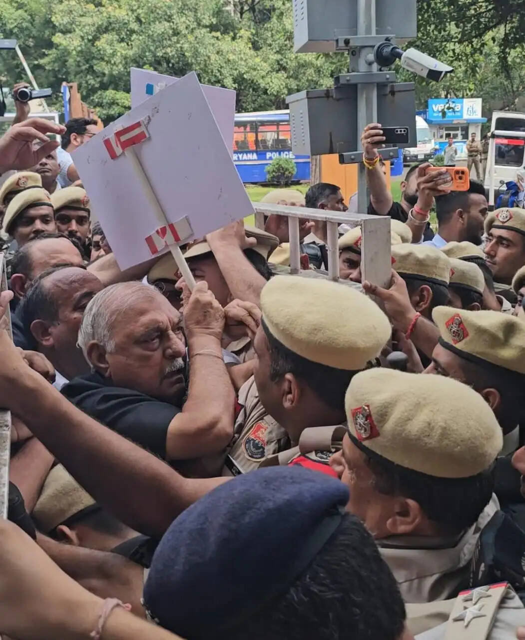 हरियाणा&nbsp;विधानसभा में हंगामा: आठ कांग्रेस विधायक निलंबित, मार्शलों ने संभाला मोर्चा