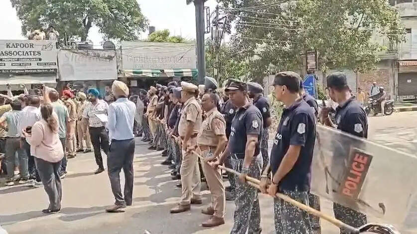 पंजाब में ‘महाहड़ताल’ से सरकारी अस्पतालों की ओपीडी से दफ्तरों तक पड़ा असर