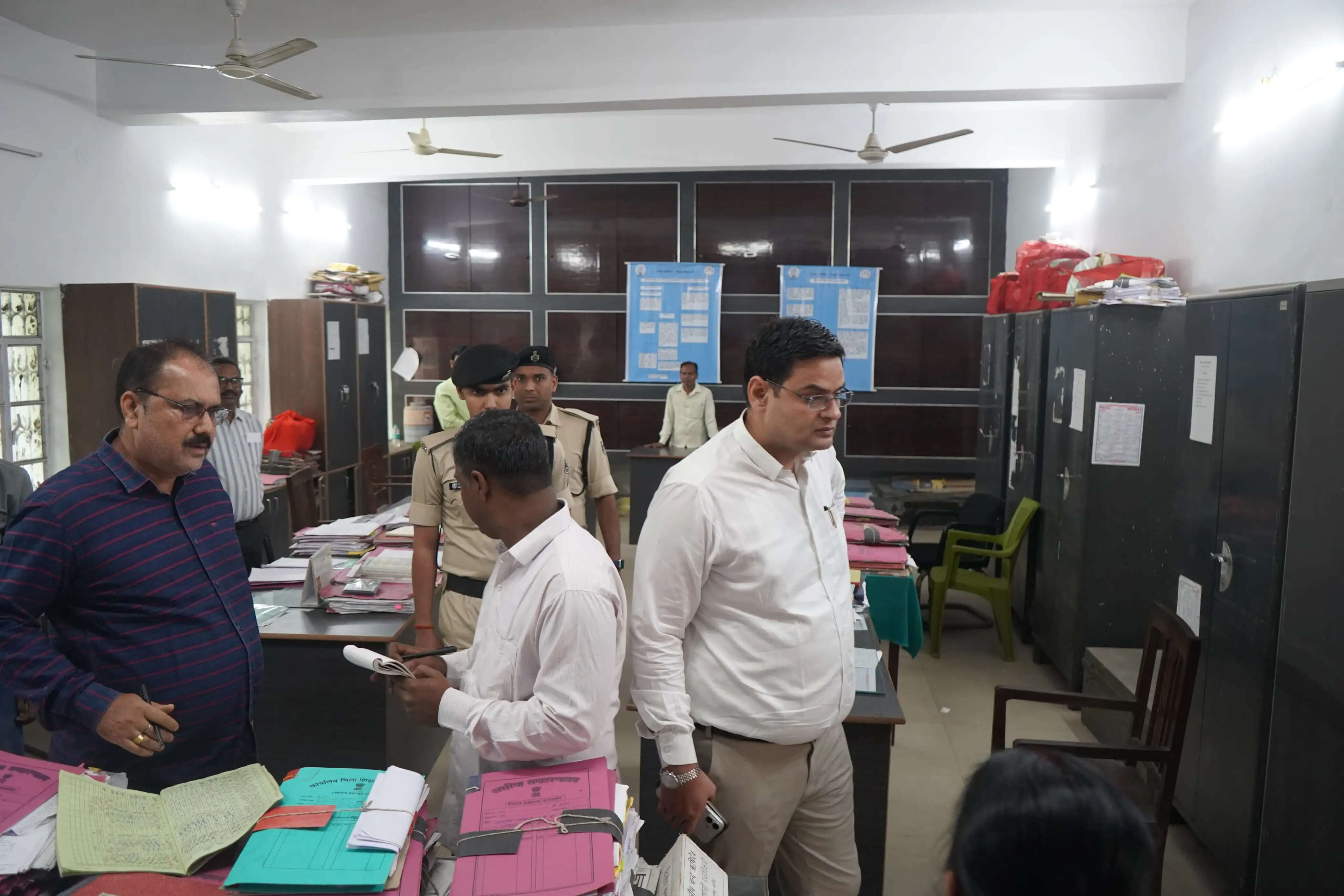 डीएम के औचक निरीक्षण में नौ कर्मी पाए गए अनुपस्थित, पूछा स्पष्टीकरण