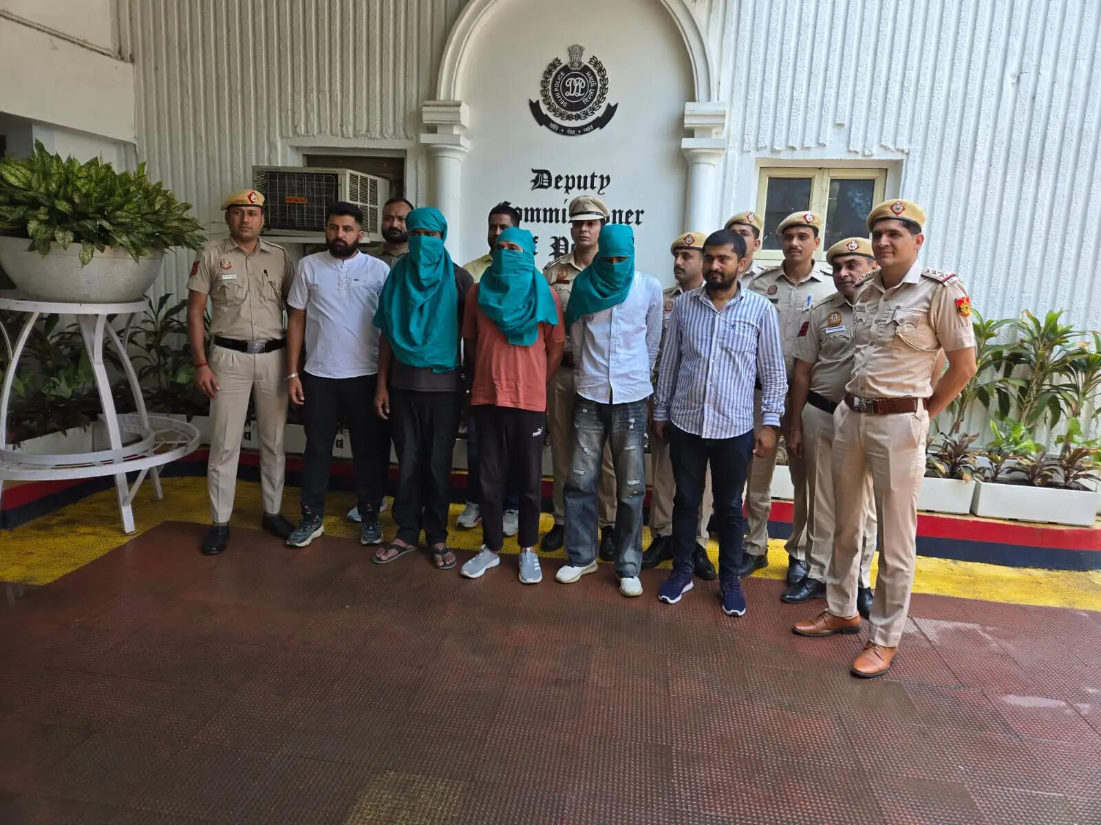 ज्वेलरी कारोबारी से लूट की कोशिश नाकाम, अंतरराज्यीय गैंग के चार बदमाश गिरफ्तार