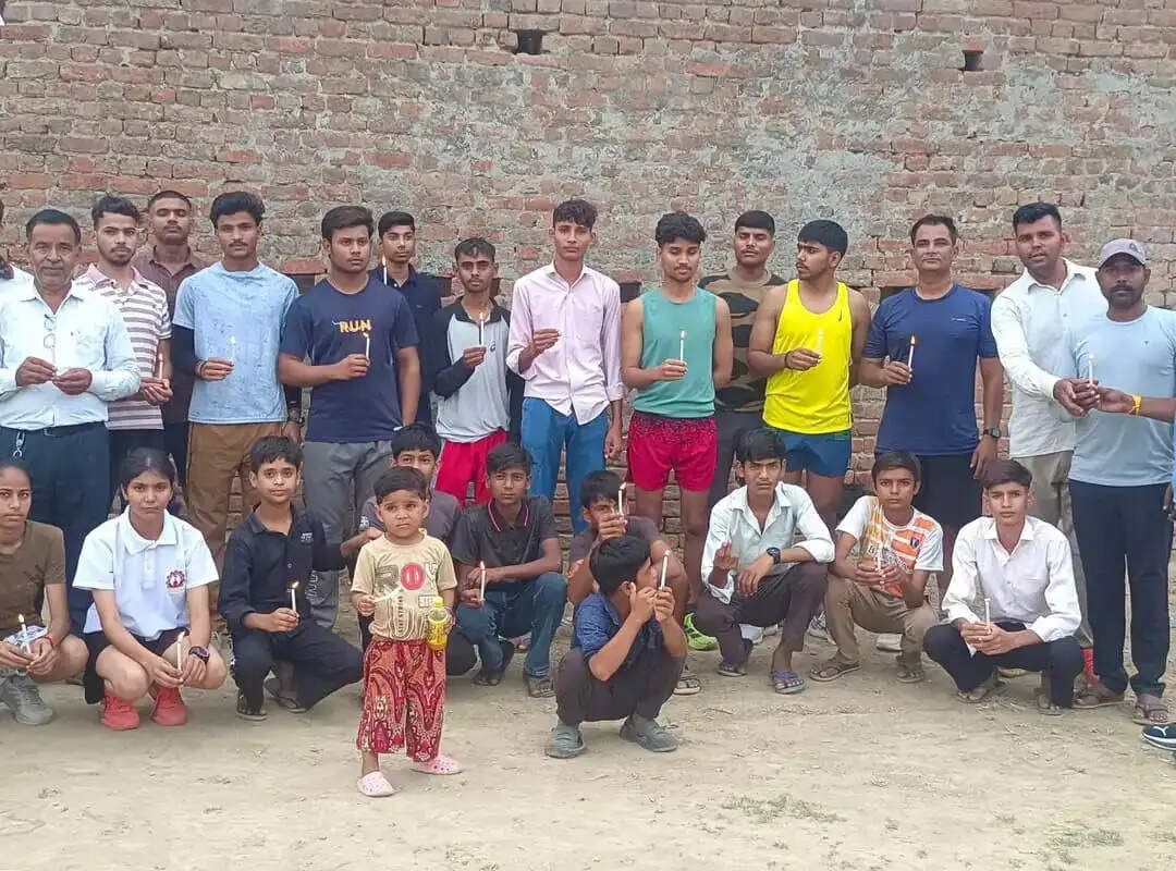 लखनऊ अग्निकांड में मृत युवाओं को हाथरस में दी गयी श्रद्धांजलि, भावुक हो गए कई वक्ता
