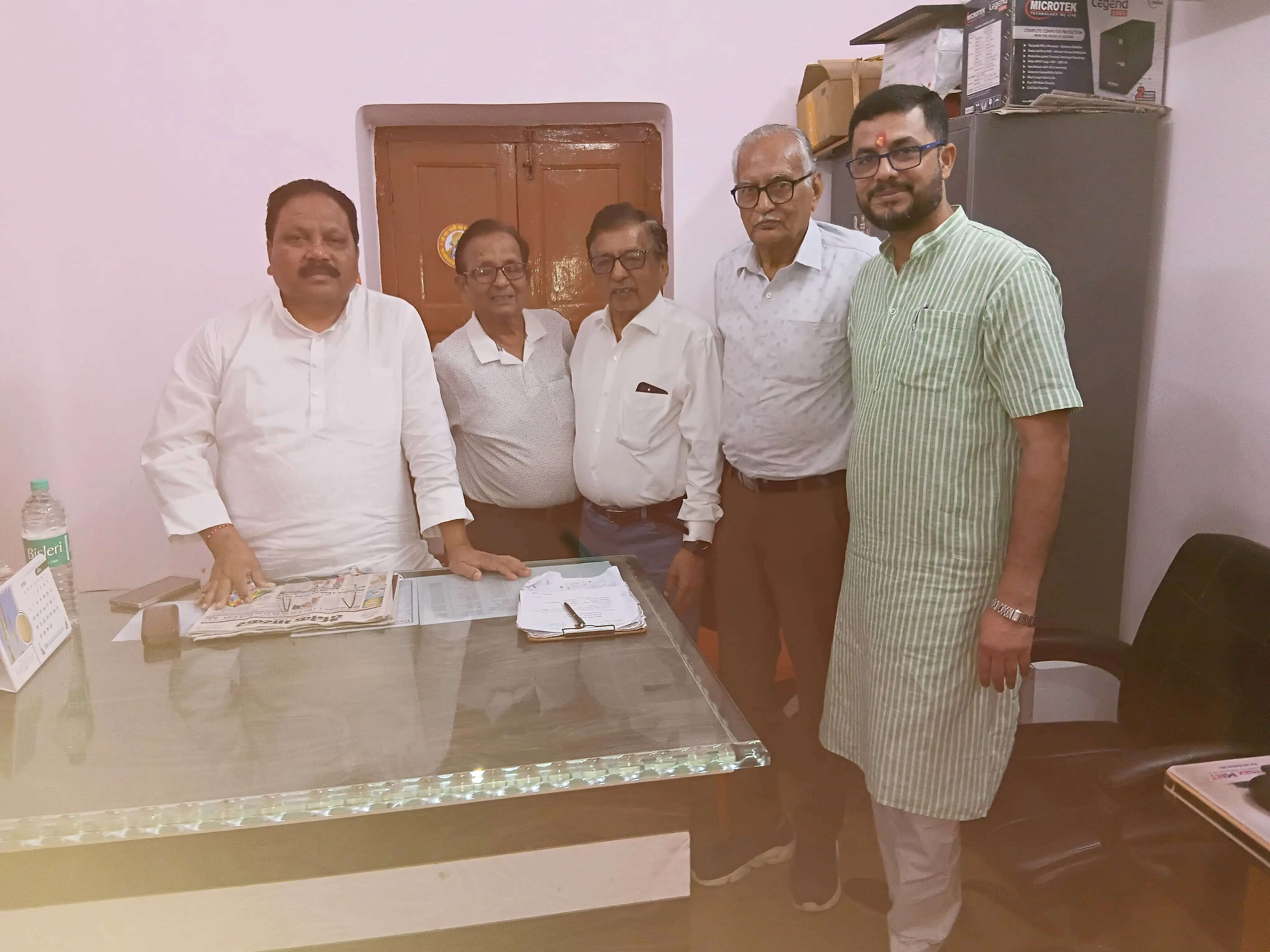 रेल सेवाओं में विस्तार एवं यात्री सुविधाओं को लेकर सांसद से वार्ता