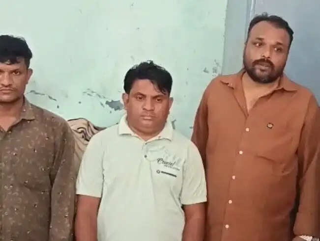 बागीदौरा तहसील कार्यालय का वरिष्ठ सहायक और दो दलाल ₹4,000 की रिश्वत लेते रंगे हाथों गिरफ्तार