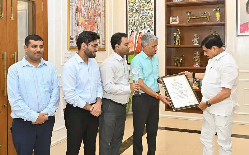 मप्रः मुख्यमंत्री से मिले नगरीय विकास विभाग के अधिकारी, ई-गवर्नेंस पुरस्कार मिलने की दी जानकारी