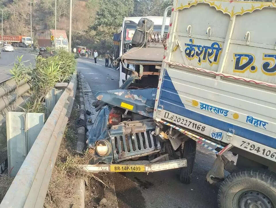 चुटुपालू घाटी में टकराया ट्रेकर, पिकअप वैन और बस,&nbsp;बाल-बाल बचे यात्री