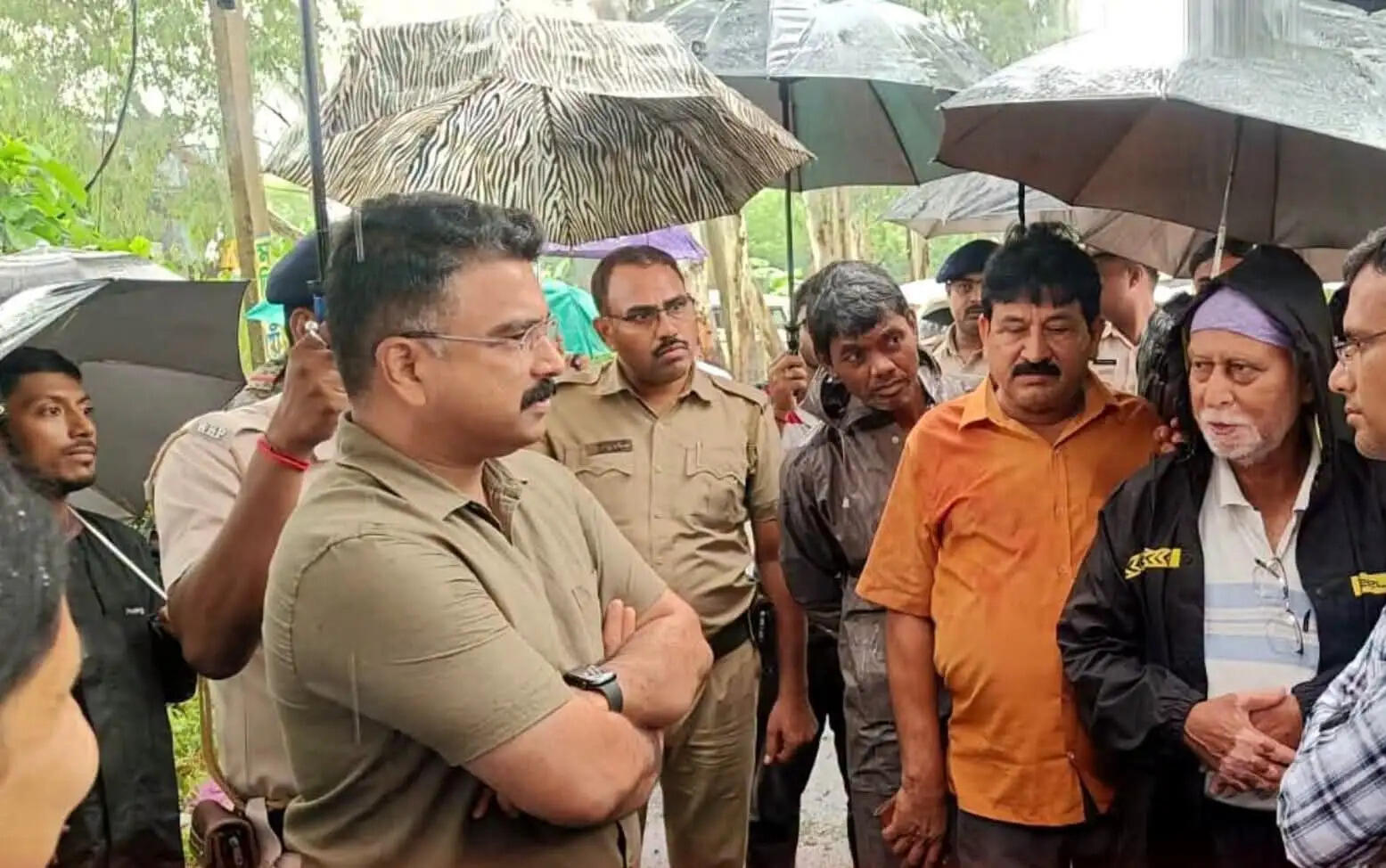 सबंग में जलमग्न इलाकों का जिलाधिकारी और सिंचाई विभाग के अधिकारियों ने लिया जायजा