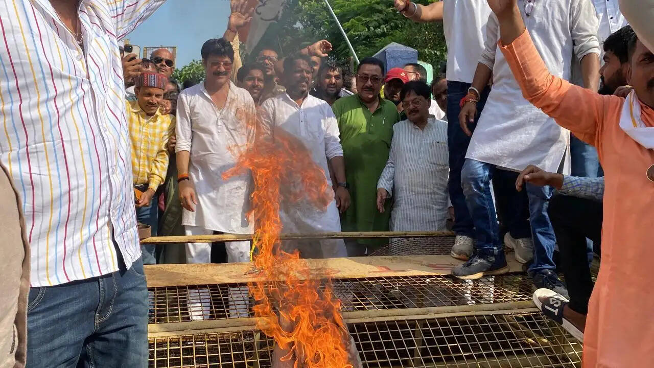 अनूपपुर: कांग्रेस ने प्रदर्शन कर सीईसी ज्ञानेश कुमार का पुतला फूंका, ‘वोट चोरी’ के आरोपों की जांच की मांग