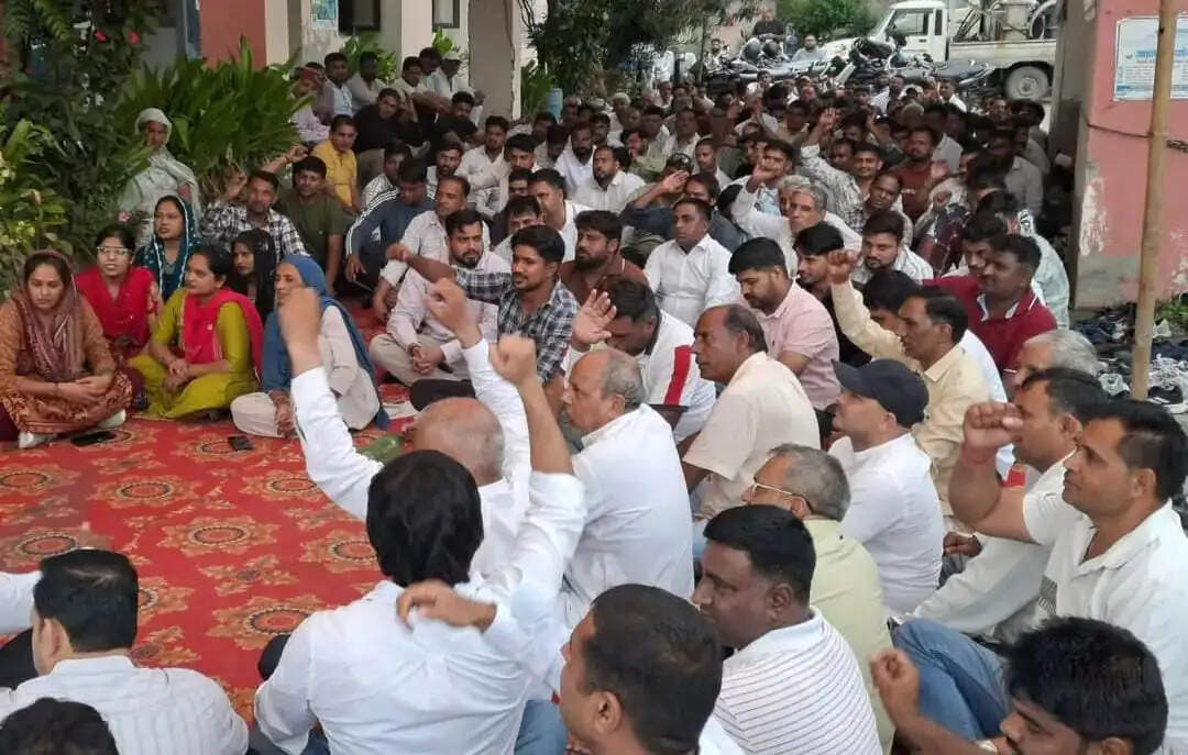 पानीपत: बिजली निगम में निजीकरण के विरोध में बिजली कर्मियों ने दिया धरना