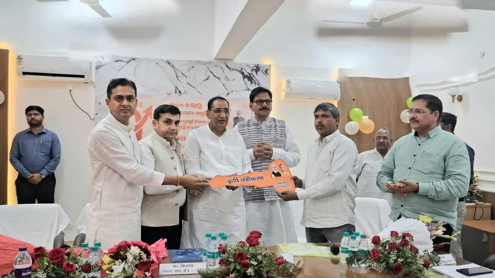 प्रदेश सरकार के 09 वर्ष पूर्ण होने पर कलेक्ट्रेट परिसर में लगी उपलब्धियों की प्रदर्शनी