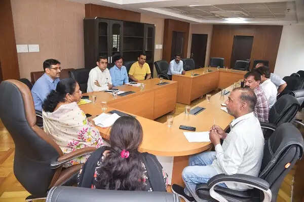 होर्डिंग संचालकों को स्ट्रक्चर रिपोर्ट देना अनिवार्य, रिपोर्ट नहीं देने वालों की अनुमति होगी निरस्त: महापौर