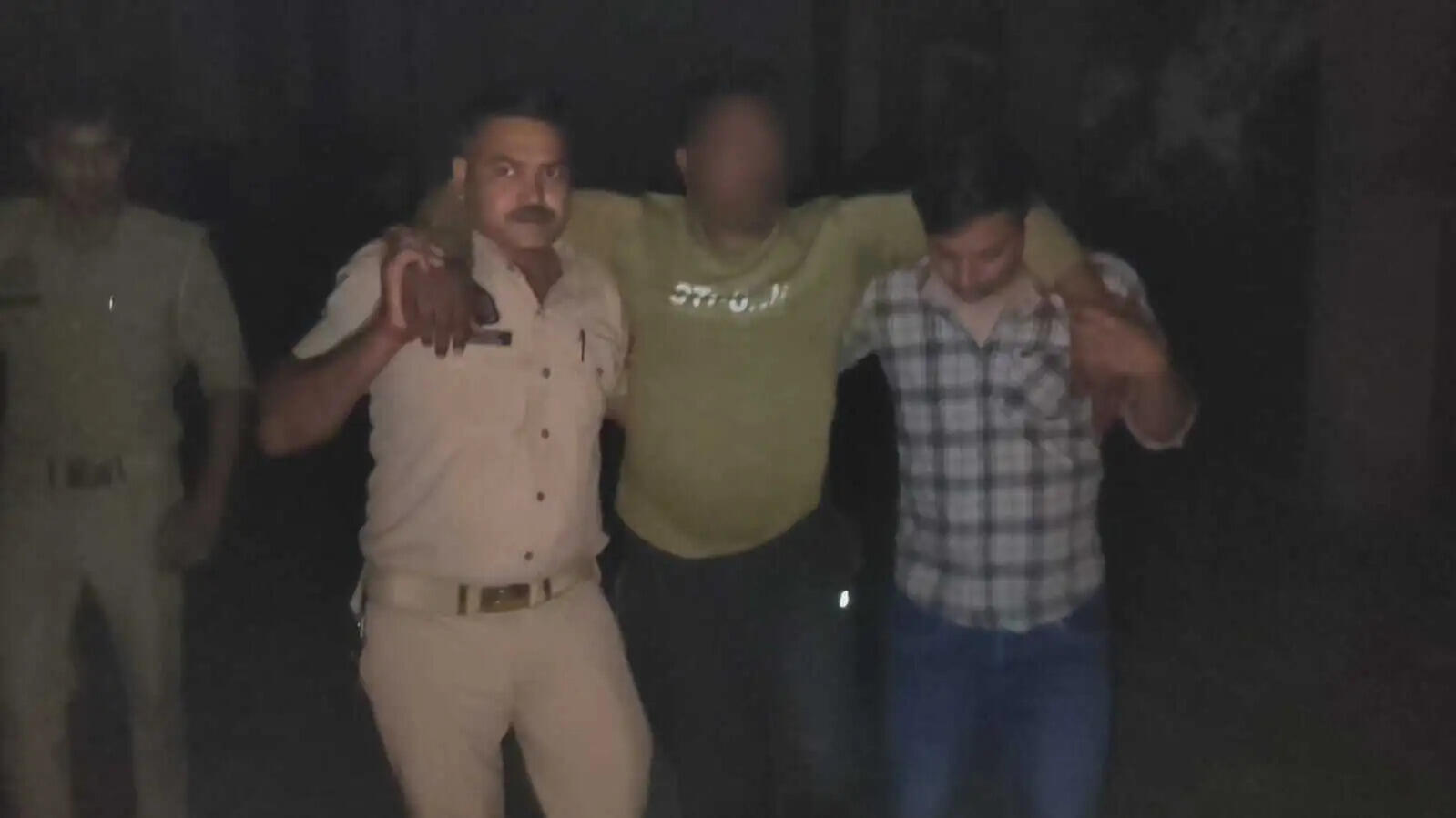 मुठभेड़ में शातिर बदमाश गिरफ्तार, गोली लगने से घायल