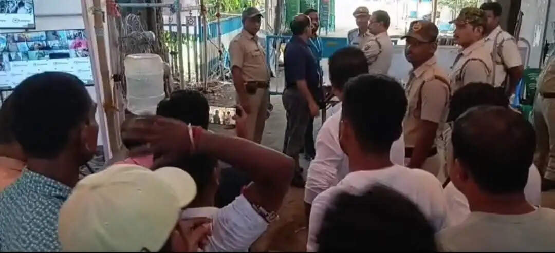एगरा स्ट्रॉन्ग रूम के बाहर हंगामा, पुलिस पर पक्षपात का आरोप