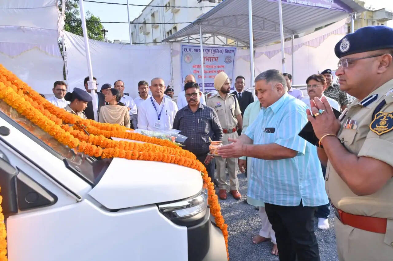 अंबिकापुर : वैज्ञानिक जांच से सशक्त होगी कानून व्यवस्था, मंत्री राजेश अग्रवाल ने मोबाइल फॉरेंसिक वैन को दिखाई हरी झंडी