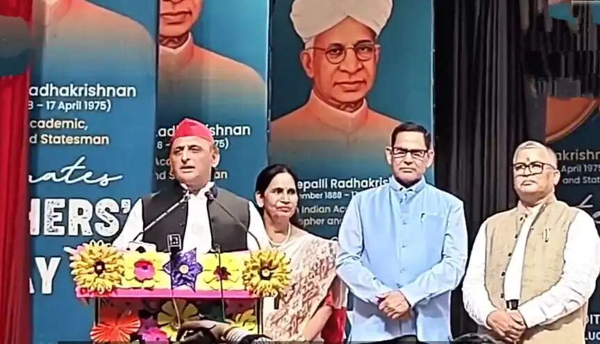 शिक्षक ही भविष्य के निर्माता, सत्ता में आए तो बंद स्कूल खोलेंगे: अखिलेश यादव