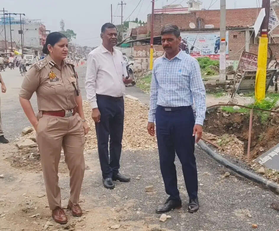 मीरजापुर में कांवड़ मार्ग में गड्ढों पर मंडलायुक्त ने जताई नाराजगी, दुरुस्त करने के दिए निर्देश