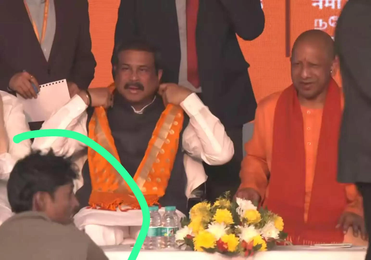 काशी तमिल संगमम में आए मुख्यमंत्री योगी आदित्यनाथ की सुरक्षा में सेंध, शराबी मंच तक पहुंचा