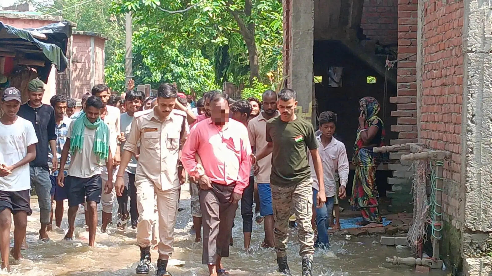 अश्लील हरकत करने वाले आरोपित शिक्षक को ग्रामीणों ने की पिटाई, किया पुलिस के हवाले