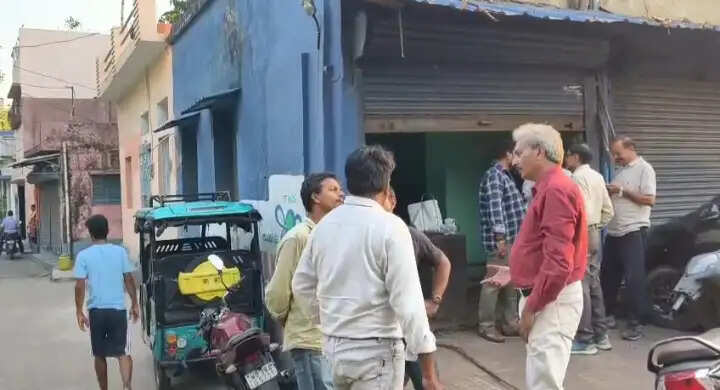 भाजपा समर्थक ने 11 वर्षों बाद खोली अपनी दुकान, तृणमूल के मंत्री ने बंद करने के दिए थे आदेश