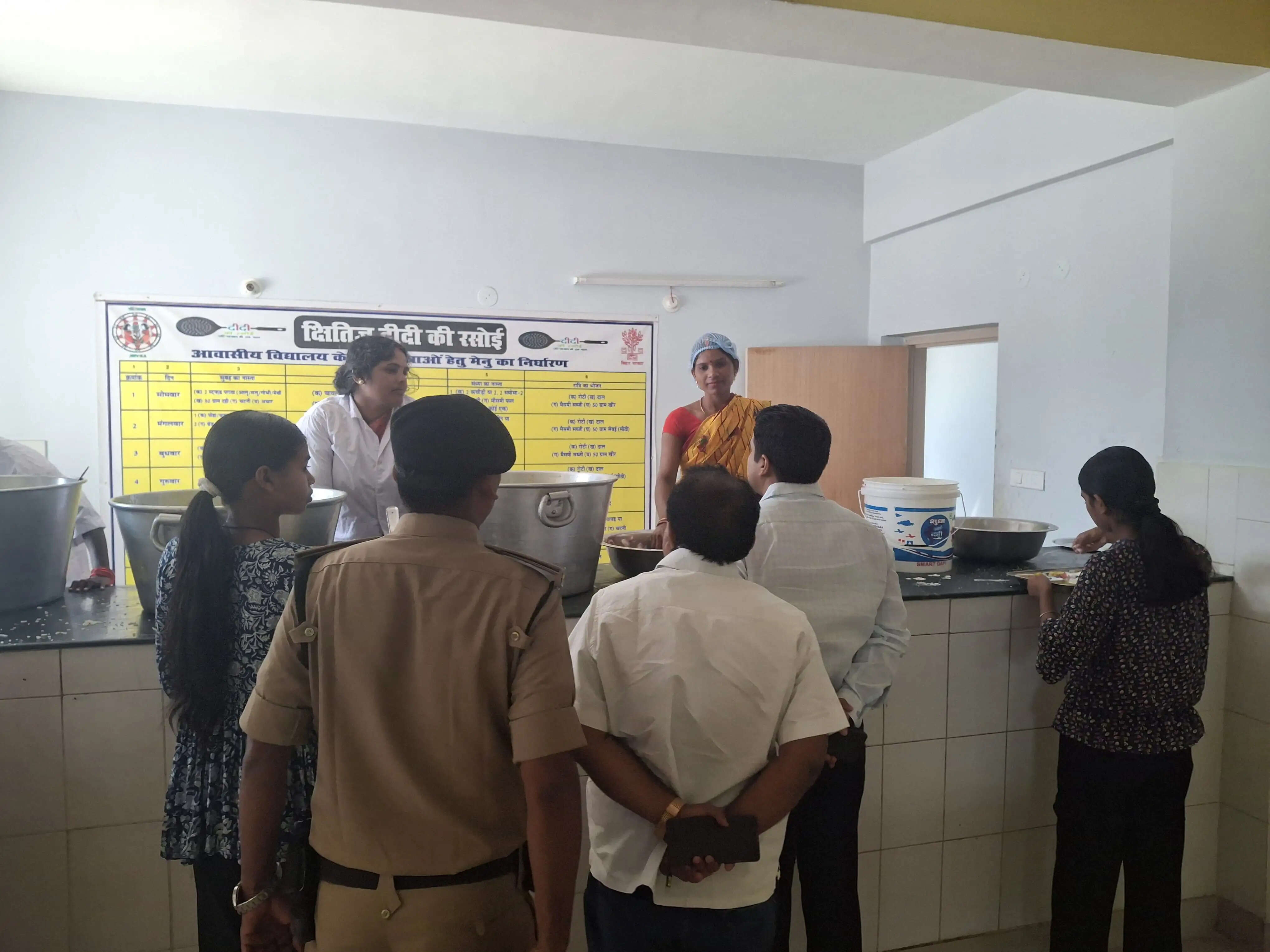 कौशलीपट्टी आवासीय +2 विद्यालय का डीएम सावन कुमार ने किया निरीक्षण