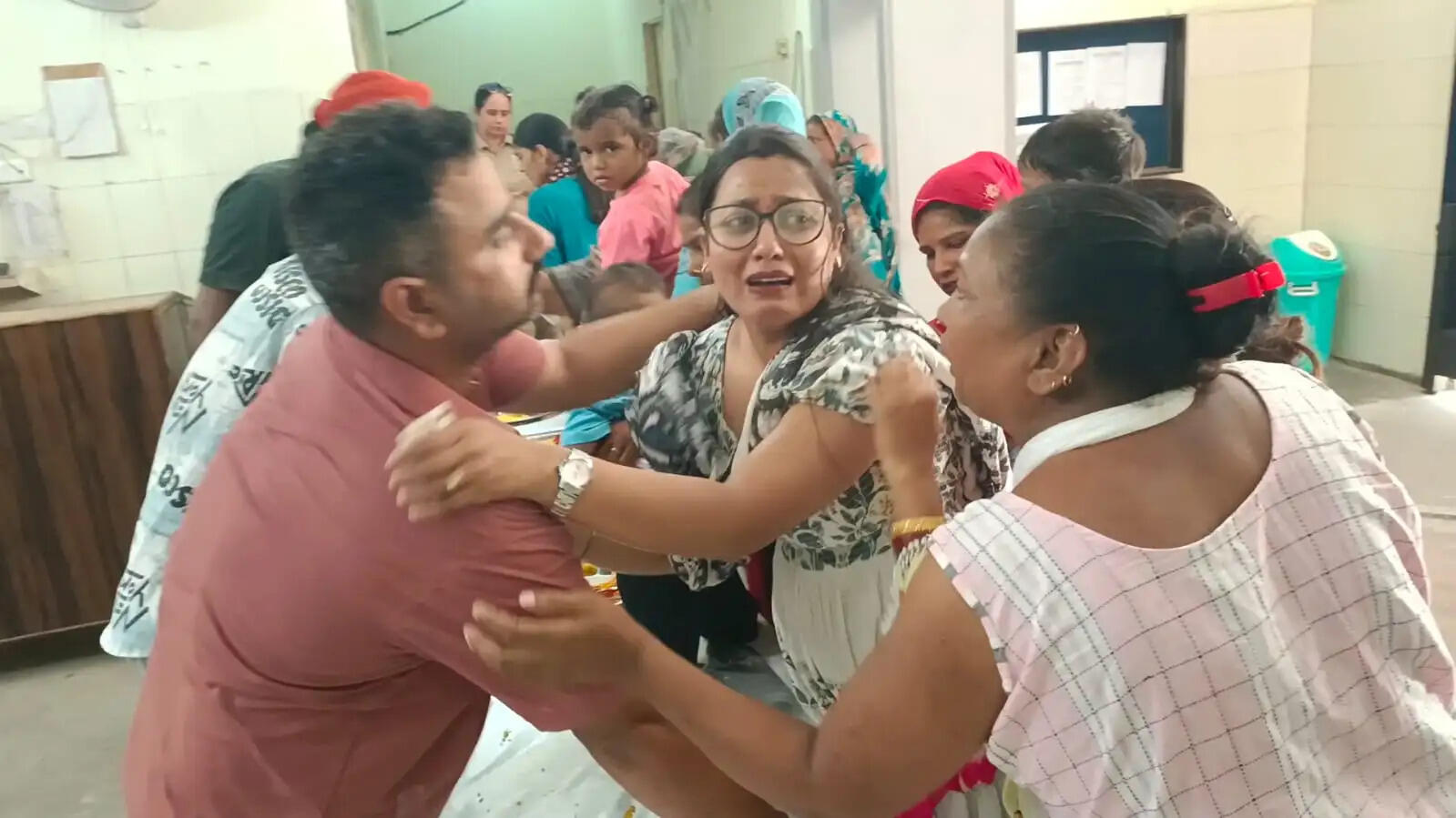 कैथल: कलाई पर राखी, आंखों में आंसू और दिल में दुआ... सलाखों के पीछे भाइयों काे मिला बहनों का प्यार