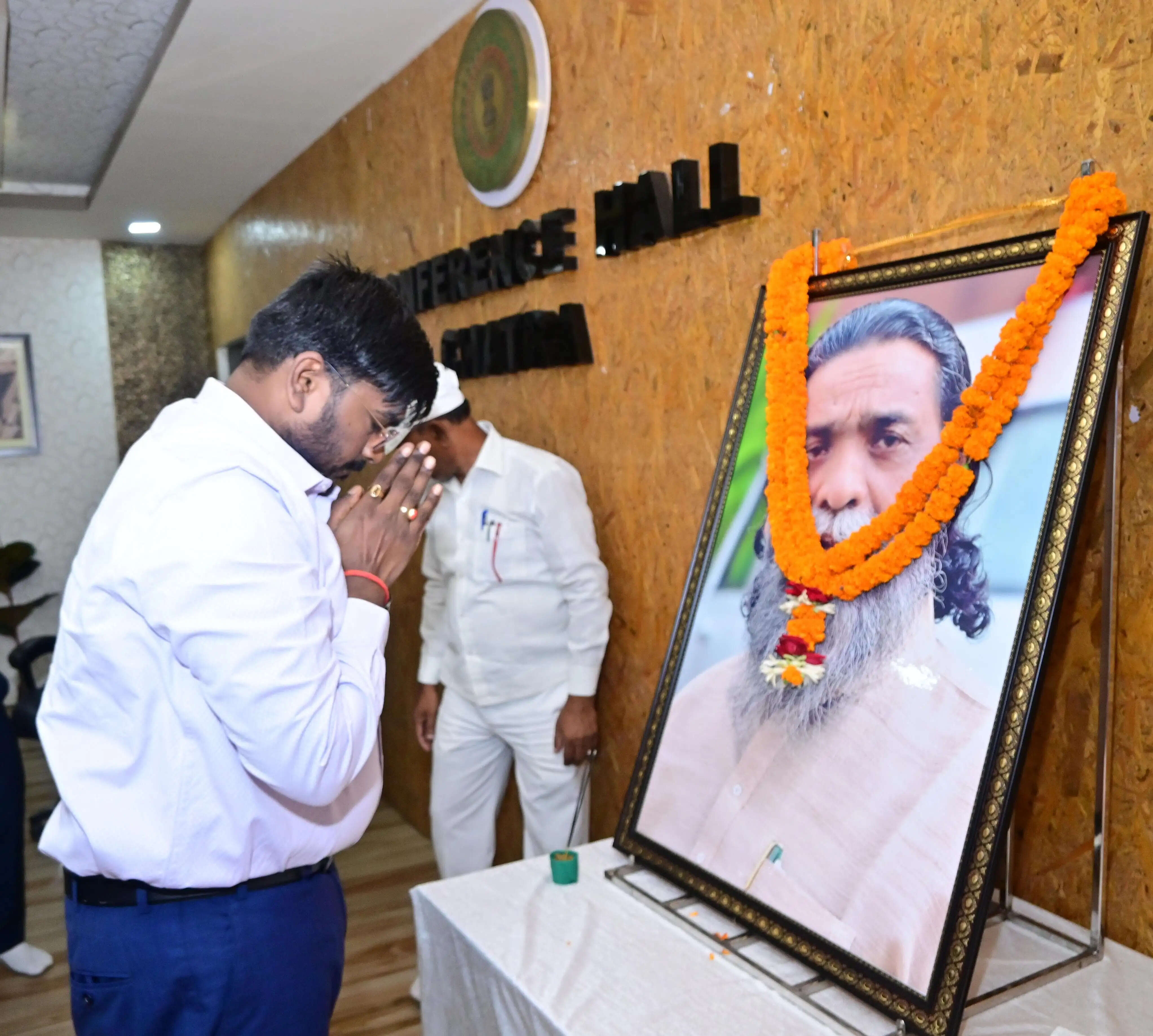 शिबू सोरेन की प्रथम पुण्यतिथि पर उपायुक्त और एसपी ने दी श्रद्धांजलि