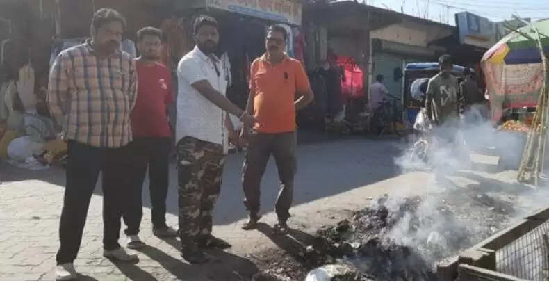 कूड़े के ढेर में आग लगते ही जोरदार धमाका, बाजार में अफरा–तफरी