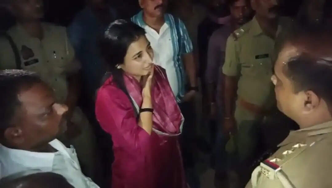 जौनपुर के टाइल्स गोदाम में युवक की संदिग्ध हालात में मौत, परिजनों ने साढ़े तीन घंटे मार्ग जाम किया