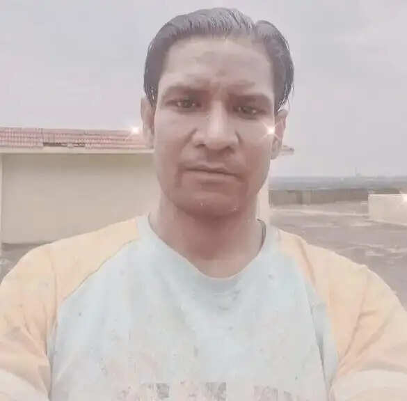 जुआ खेलने के लिए पैसे नहीं मिले तो पत्नी की चुनरी से पेंटर ने लगा ली फांसी