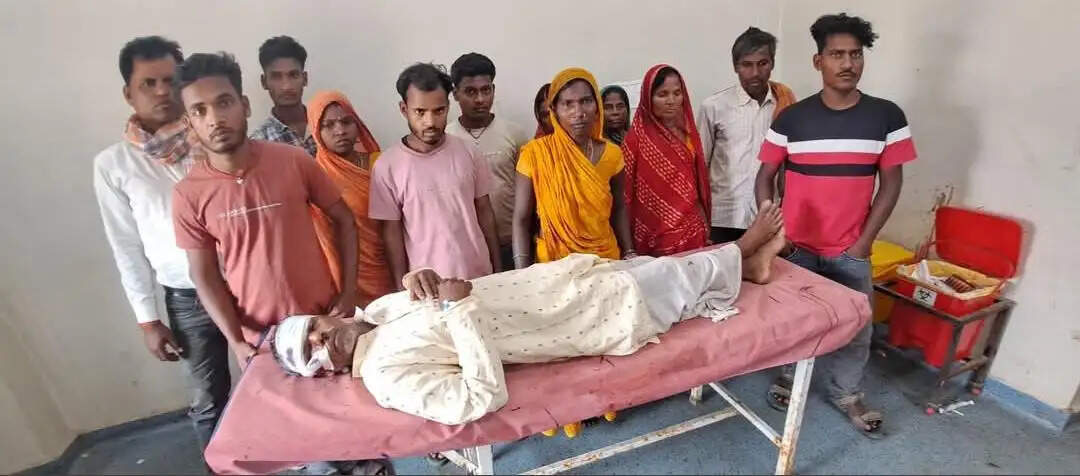 मामूली विवाद में हिंसा: छातापुर में आधा दर्जन लोग जख्मी, दो वृद्ध रेफर