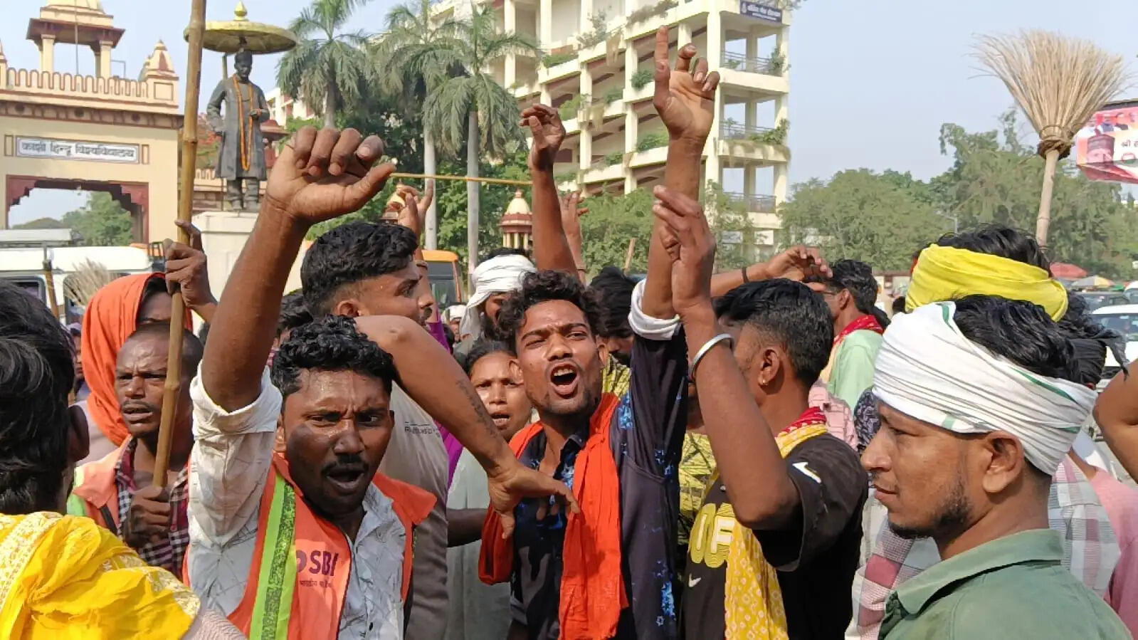 वाराणसी: सफाई कर्मियों ने वेतन बढ़ोतरी की मांग को लेकर किया प्रदर्शन