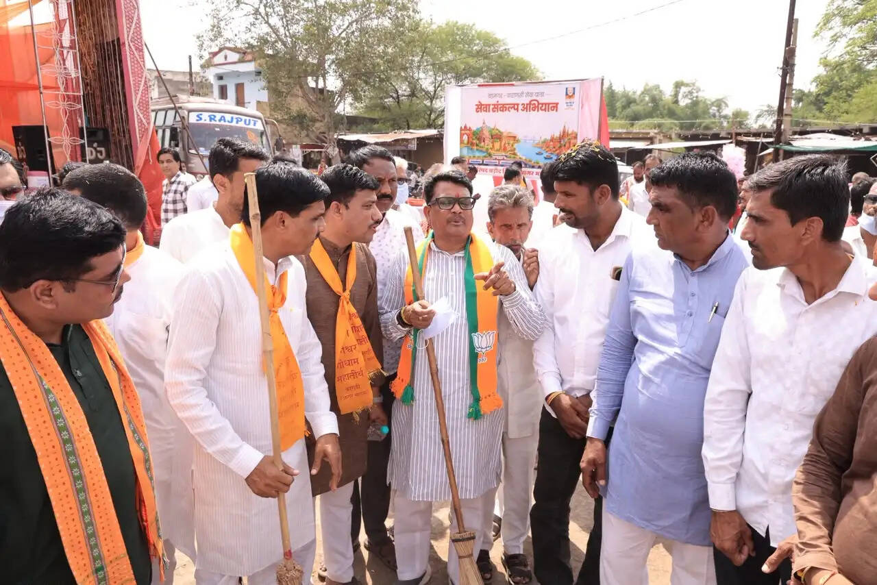 आगरमालवा पहुंची जन सेवा यात्रा, पुष्पवर्षा से हुआ स्वागत; मंत्री नागर ने बताया यात्रा का उद्देश्य