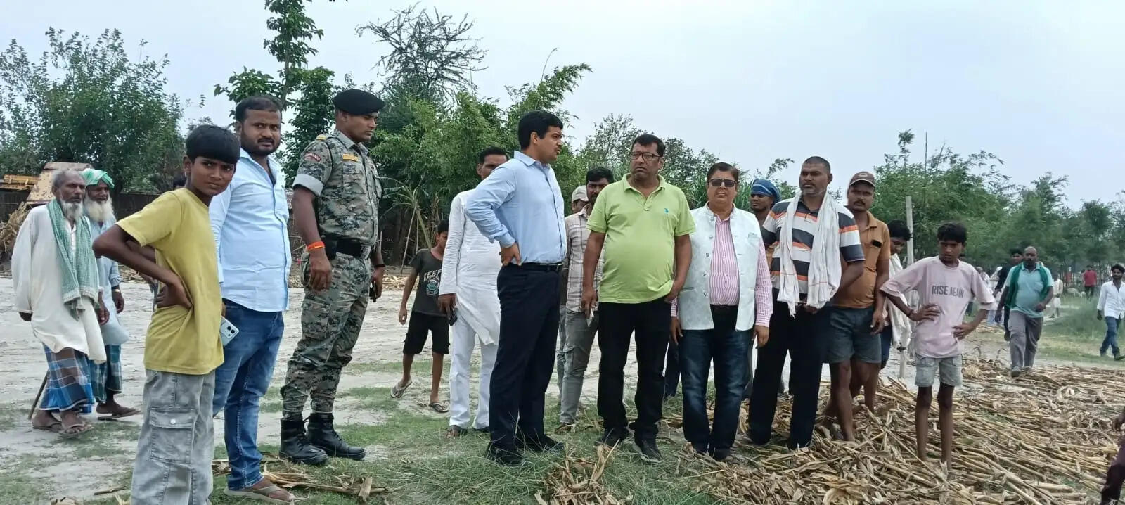 कोशी नदी के कटाव प्रभावित क्षेत्रों का डीएम ने किया निरीक्षण