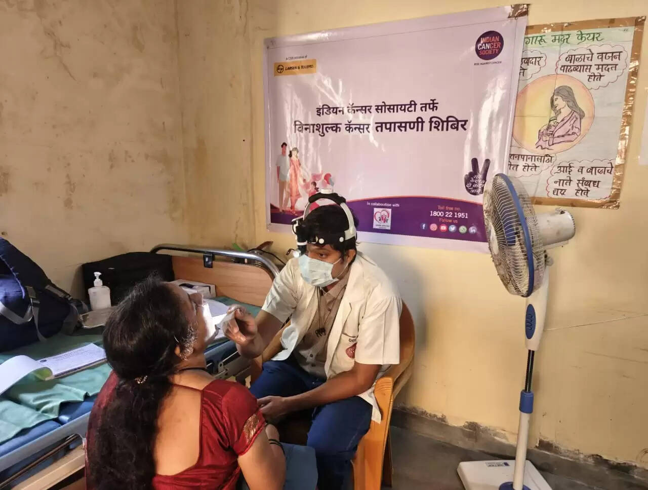 बदलापुर कैंसर जांच शिविर में चिकित्सकों की निगरानी में 56लोगों का परीक्षण