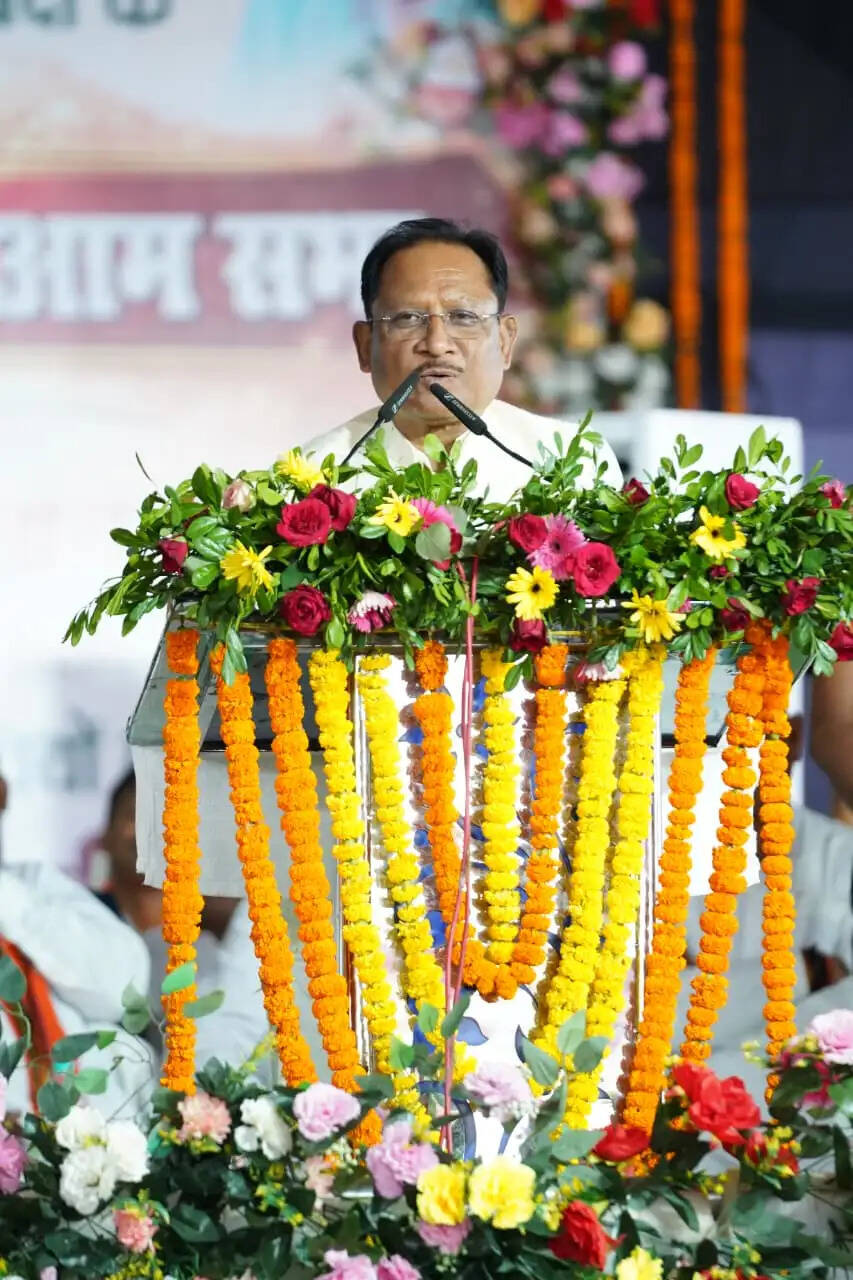 सूरजपुर : मुख्यमंत्री विष्णु देव साय की उपस्थिति में शिवनंदनपुर नगर पंचायत के नवनिर्वाचित अध्यक्ष व पार्षदों का शपथ ग्रहण संपन्न