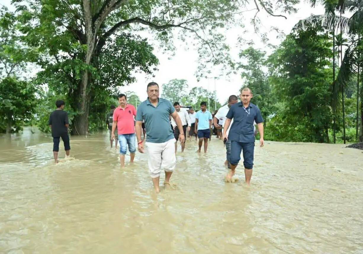 ऊपरी असम में बाढ़ का कहर, रेल लाइन पर खतरा, मंत्री बिमल बोरा ने लिया स्थिति का जायजा