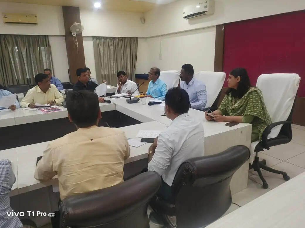 राजगढ़ः सीईओ ने जल गंगा संवर्धन अभियान की समीक्षा, लापरवाही पर सीएमओ का नोटिस