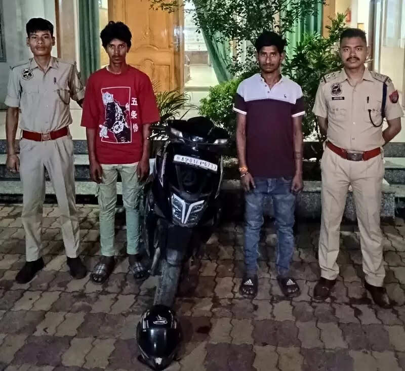 पुलिस ने तीन अपराधियों को किया गिरफ्तार, चोरी की एक स्कूटी बरामद