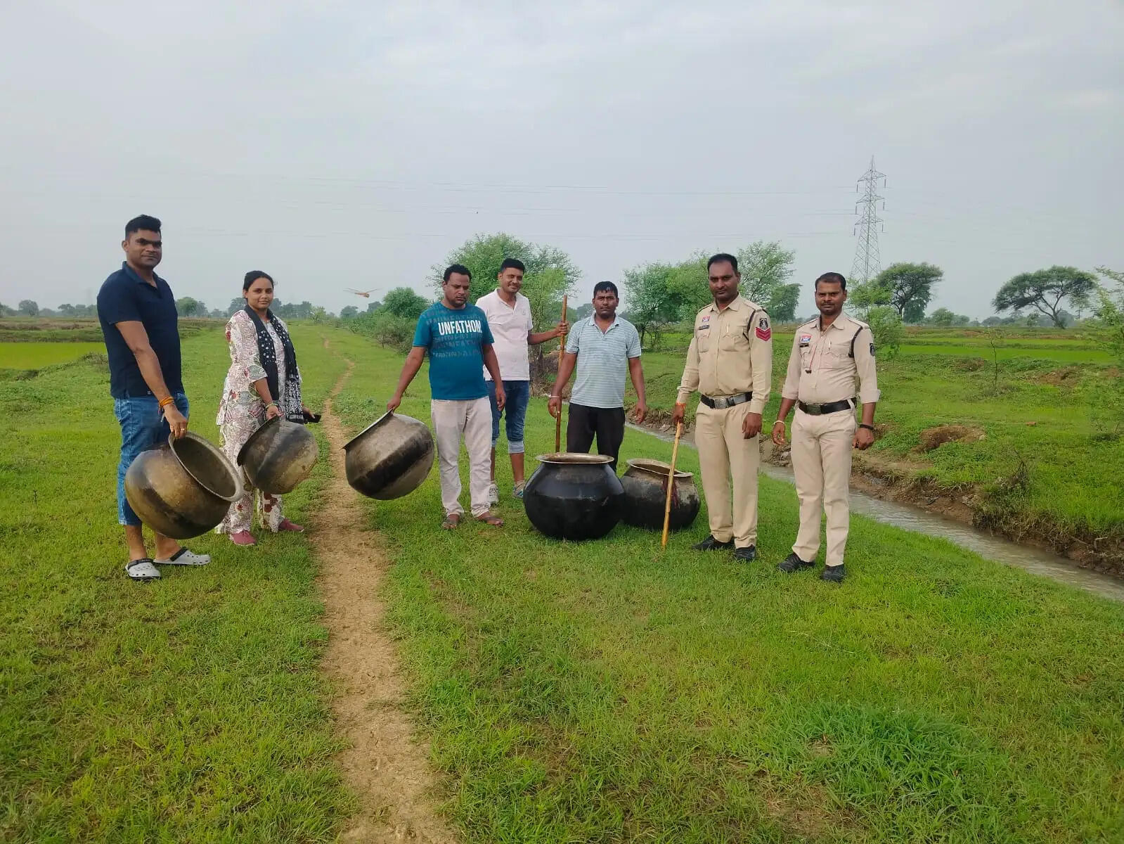 राहौद में अवैध महुआ शराब के ठिकानों पर पुलिस की बड़ी कार्रवाई, 12 लीटर शराब जब्त