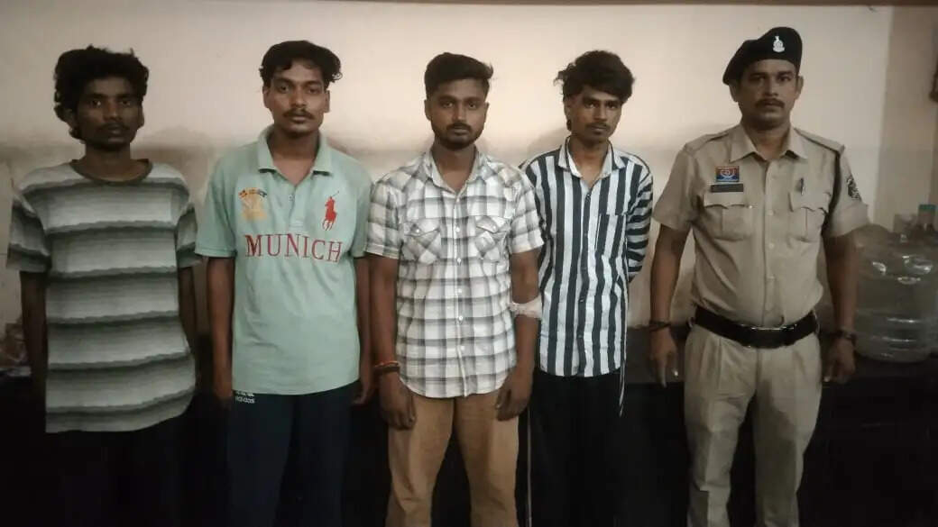 रायपुर : प्रतिबंधित नशीली टेबलेट बेचते चार आरोपित गिरफ्तार, 183 नग टेबलेट और दोपहिया वाहन जब्त