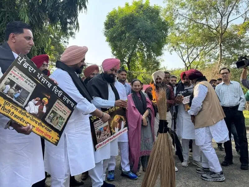 पंजाब विधानसभा के बाहर सत्र के अंतिम दिन कांग्रेस व भाजपा का हंगामा