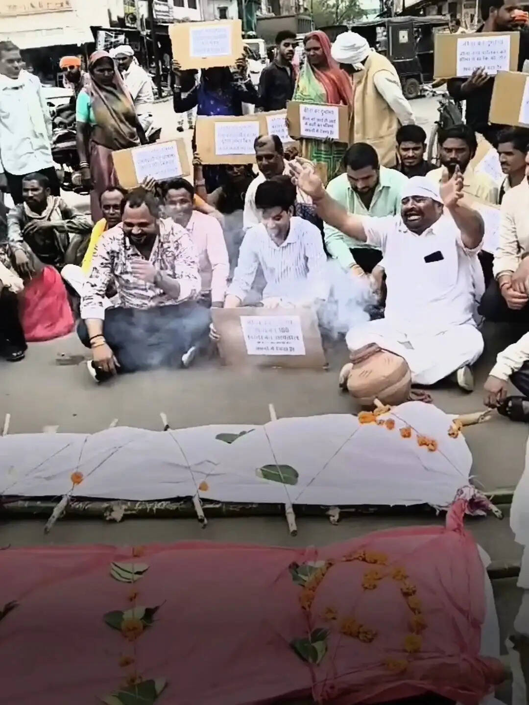 बीना में कांग्रेस ने निकाली 'विकास की अर्थी', जनसमस्याओं को लेकर सरकार पर साधा निशाना