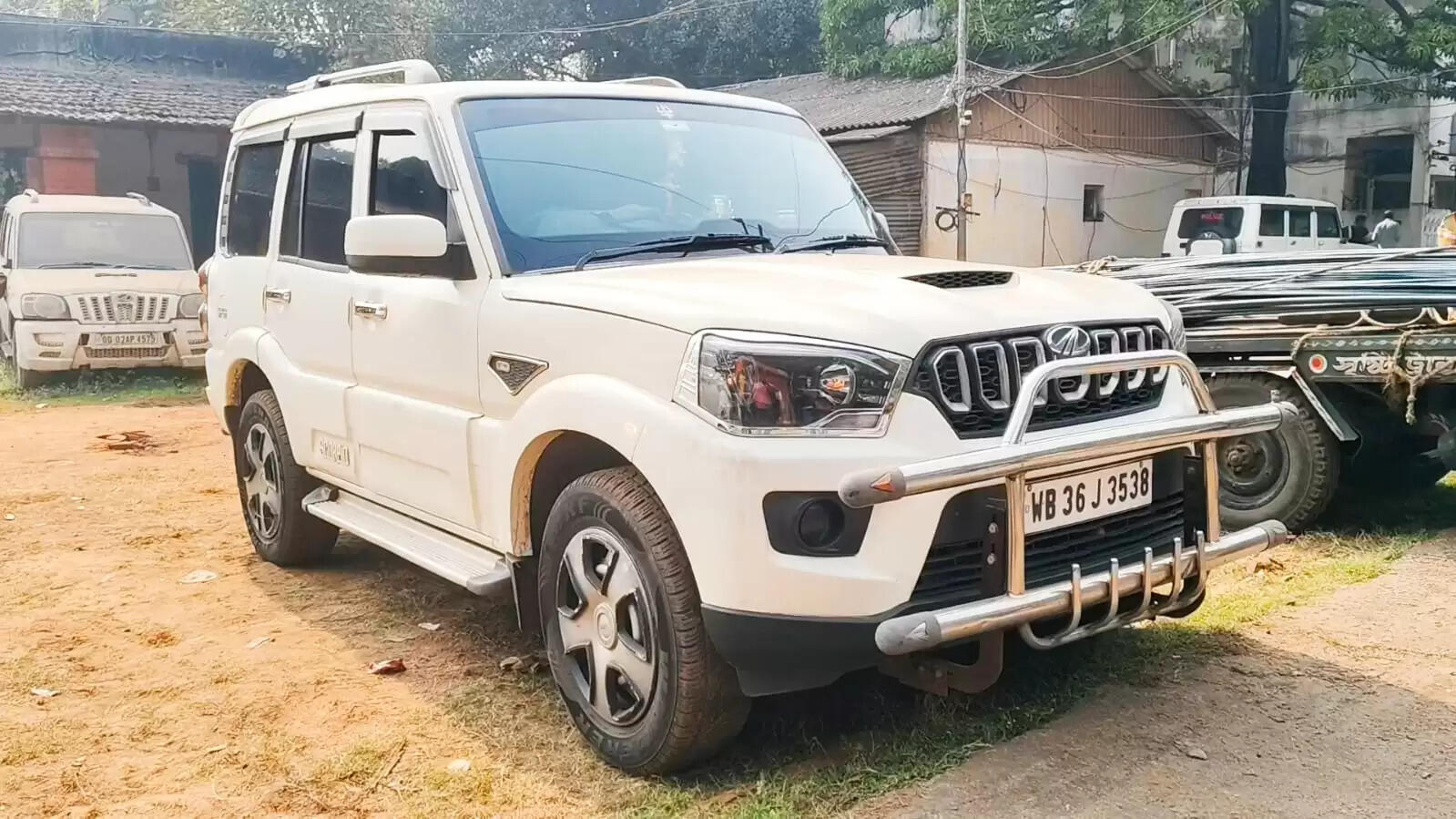 तृणमूल महासचिव बोर्ड लगे स्कॉर्पियो से हथियार बरामद, पुलिस की बड़ी कार्रवाई