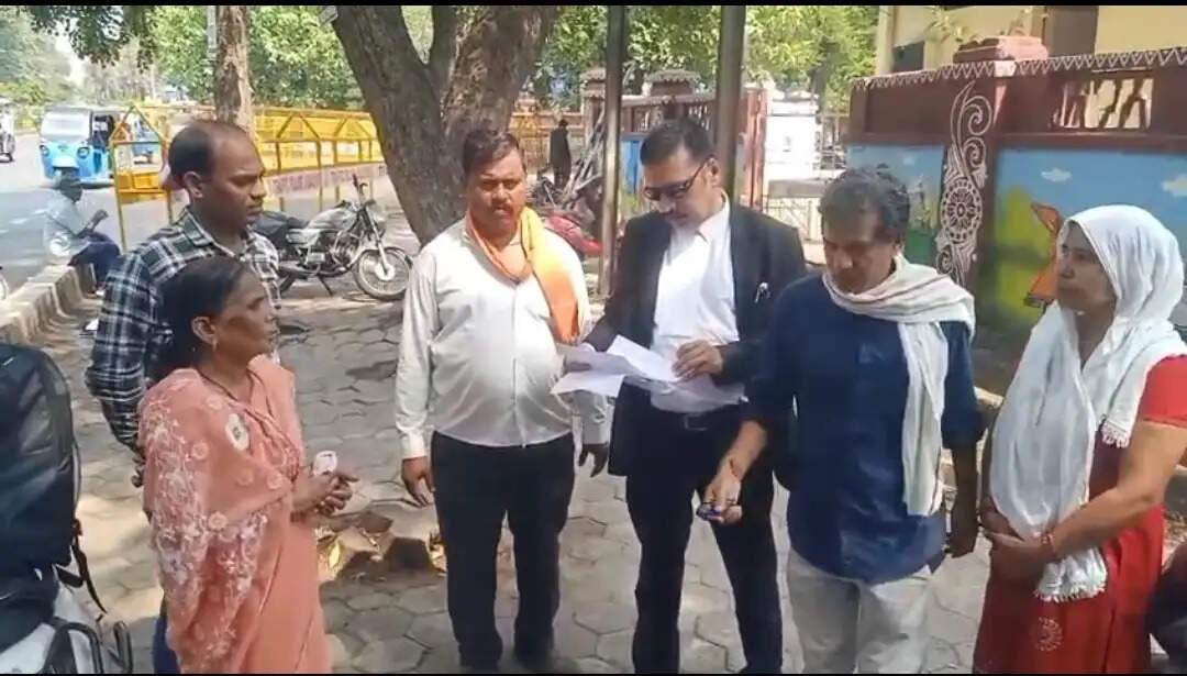 कटरा क्षेत्र में हिंदू परिवारों ने कथित उत्पीड़न और असुरक्षा को लेकर प्रशासन से लगाई गुहार