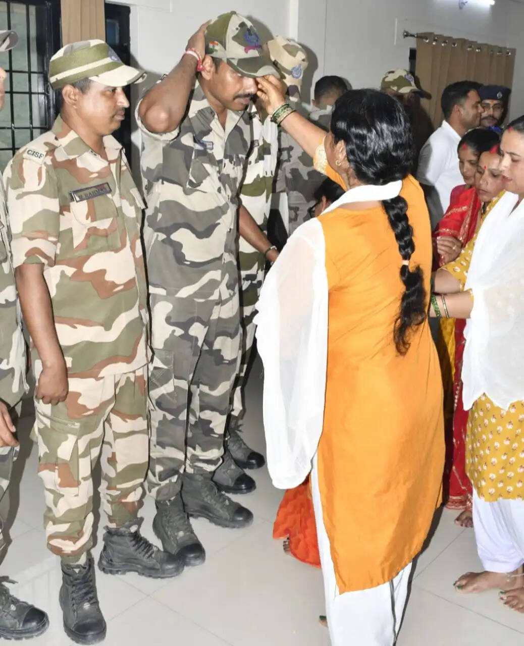 एकल विद्यालय की बहनों ने जवानों को बांधी राखी,टनल हादसे में सहयोग को सराहा