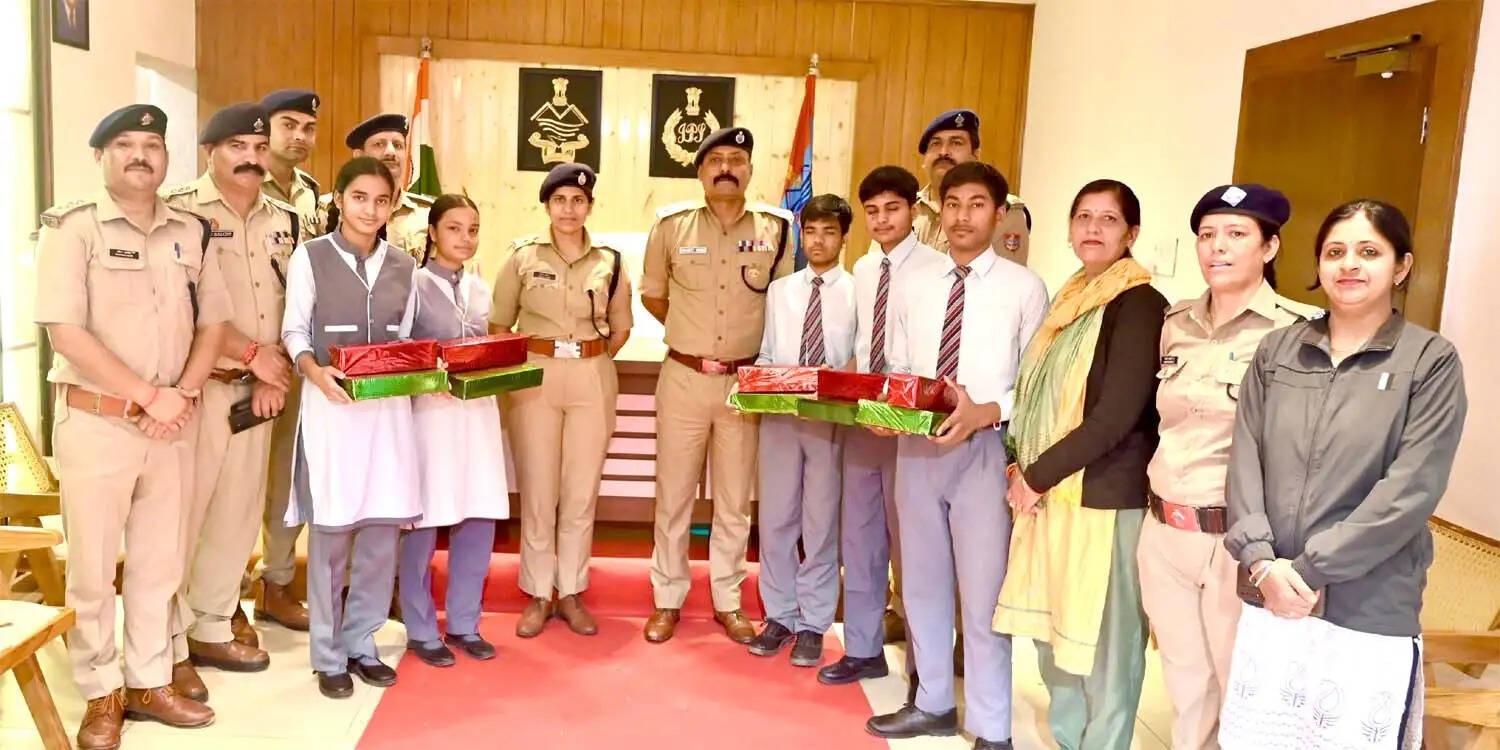 10वीं बोर्ड परीक्षा में उत्कृष्ट प्रदर्शन करने वाले मेधावियों को एसएसपी ने किया सम्मानित