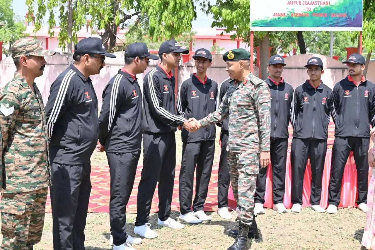 राष्ट्रीय एकीकरण को मजबूत करने निकले छात्रों के दल को सेना ने दिखाई हरी झंडी