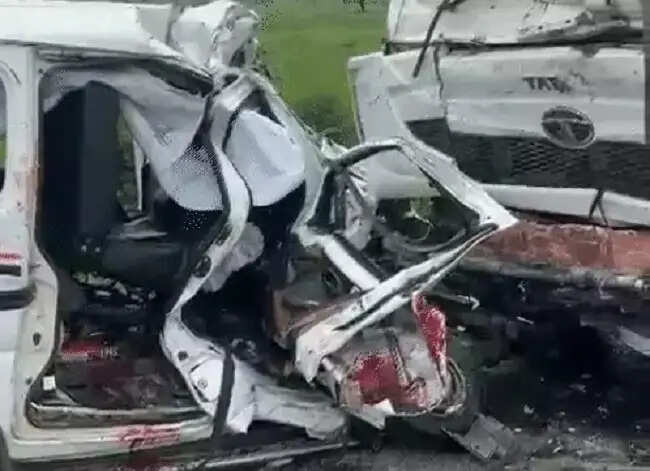 मप्र के धार में गुजरात के श्रद्धालुओं की वैन को ट्रॉले ने मारी टक्कर, 6 की मौत