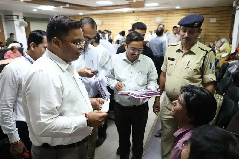इंदौरः कलेक्टर ने संवेदनशील होकर सुनी आमजन की समस्याएं, किया त्वरित निराकरण